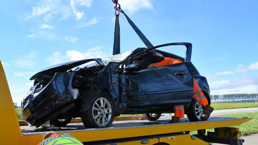 De auto raakte zwaar beschadigd.