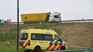 Vrachtwagen rijdt tegen vangrail A58 Goes