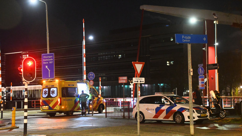 Eén persoon werd meegenomen door de ambulancedienst.