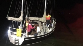 Jacht aan de grond op Westerschelde