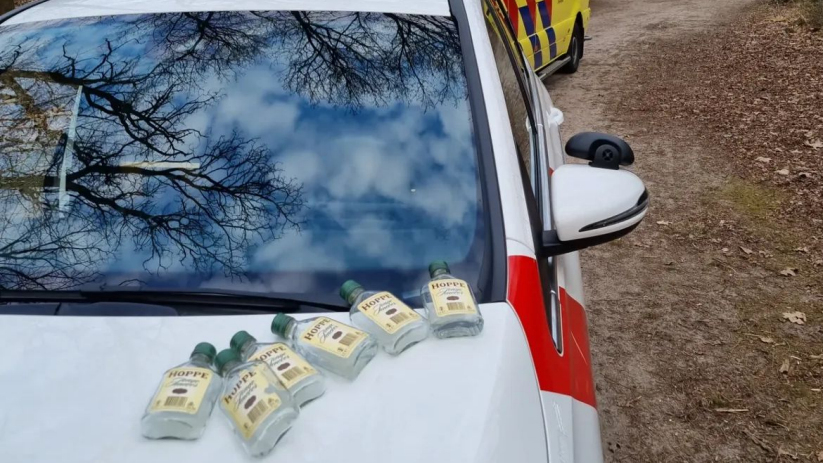 De man heeft onder andere een bekeuring gekregen voor het nuttigen van alcohol op de openbare weg.