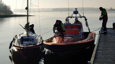 KNRM schiet zeilboot met motorpech te hulp