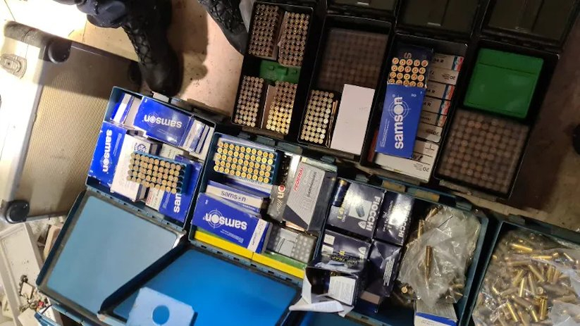 Flink wat vuurwapens en munitie ontdekt bij inval Eede