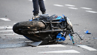 Motorrijder die vastzat onder auto is 25-jarige man