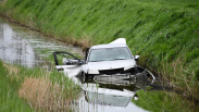 Zwaarbeschadigde auto in sloot Postweg Yerseke