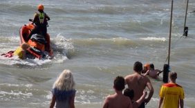 Vier kinderen uit zee gered Vlissingen