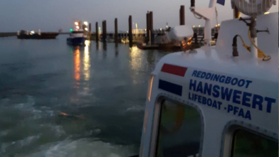 Motorjacht maakt water, hulpdiensten ingeschakeld