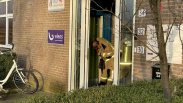 Brandweer helpt vrouw en kind uit lift in Goes