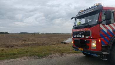 Brandjes in resten vlas op veld Noordwelle