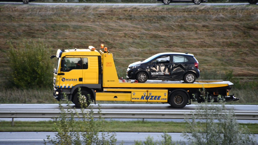 De auto raakte flink beschadigd.