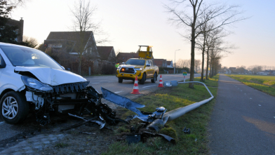 Auto rijdt lantaarnpaal uit de grond bij Zuidzande