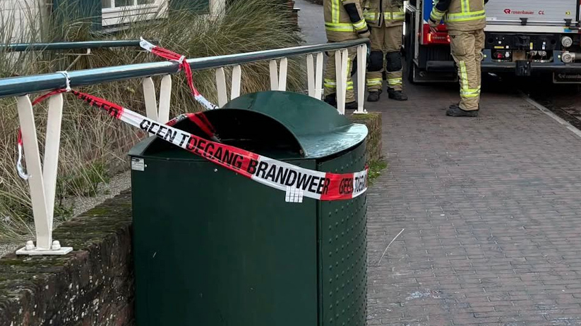 De brandweer heeft de prullenbak buiten gebruik gesteld.