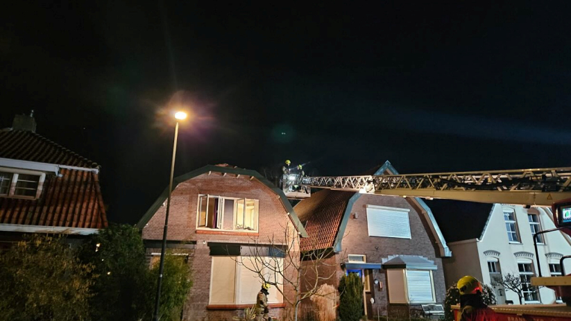 Met behulp van een ladderwagen is de schoorsteen gecontroleerd.