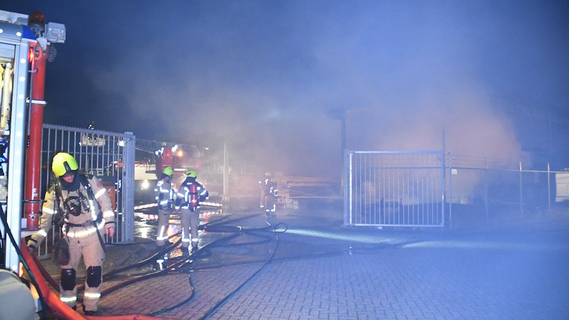 Bij de brand vannacht kwam veel rook vrij.