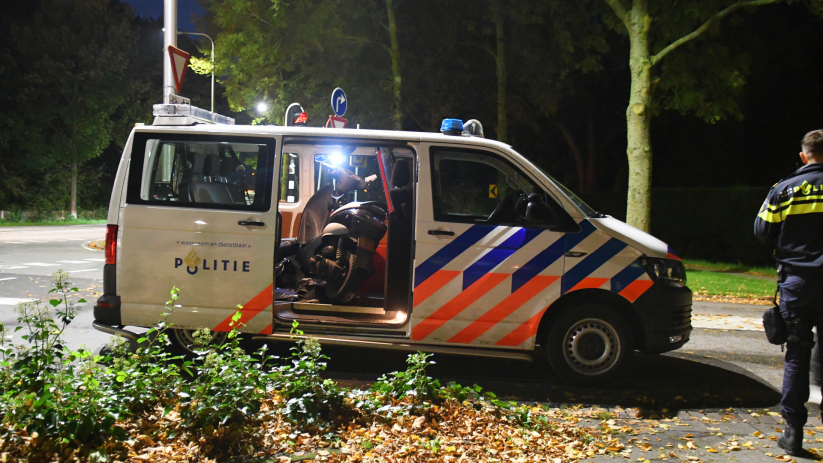 De scooter werd door de politie meegenomen.