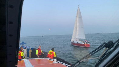 Zeiljacht vast op zandplaat Westerschelde