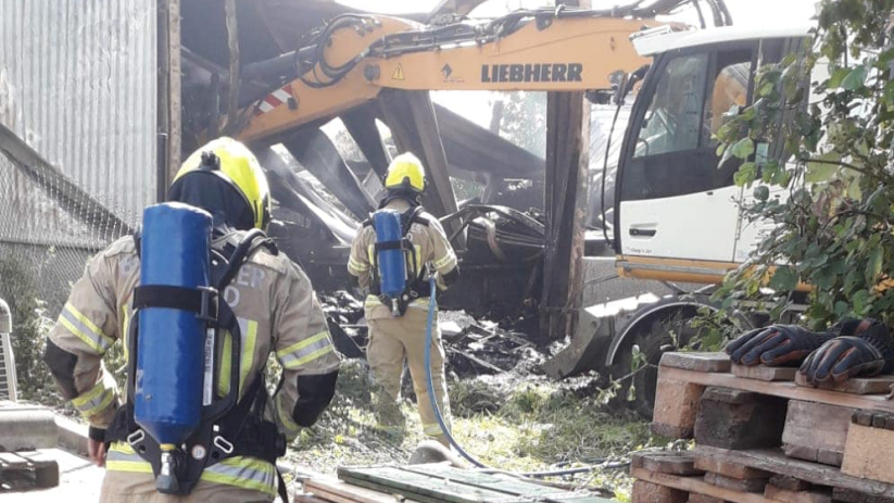 De brandweer heeft de smeulende restanten geblust.