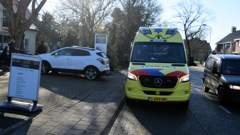 De fietser is door de ambulancedienst onderzocht.