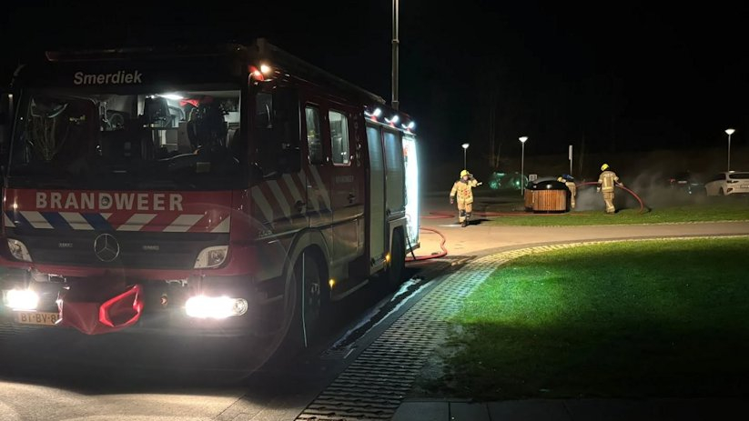 Het vuur straalde een tweede container aan, zo meldt de brandweer.