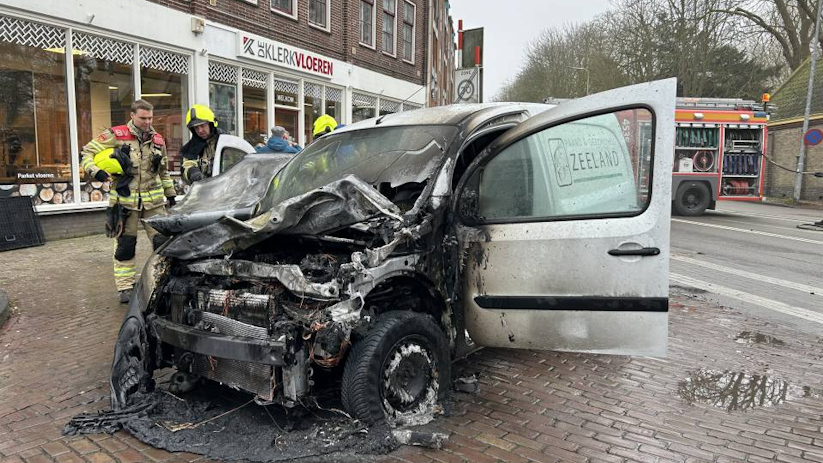 De bestelauto is uitgebrand.