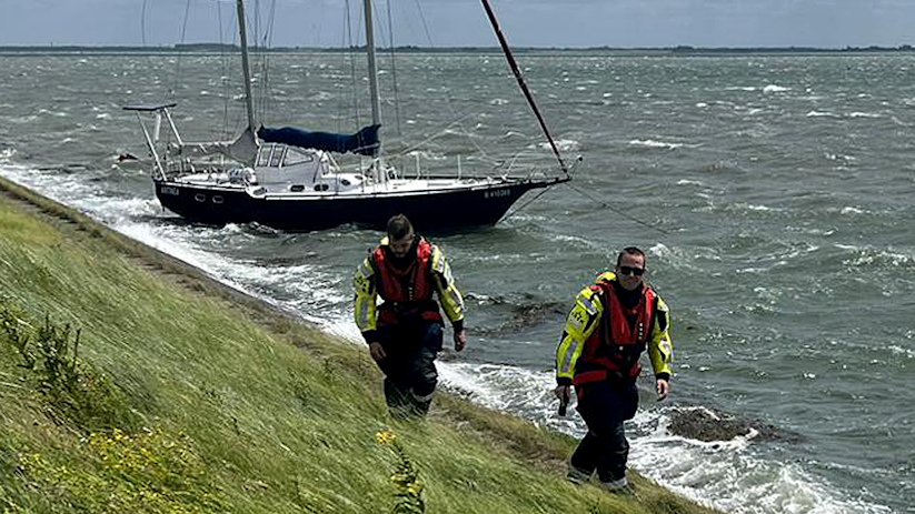 De KNRM in actie bij het zeiljacht.