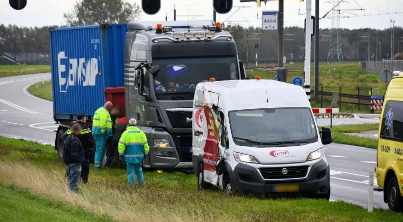 Vrachtwagen En Bestelbus Botsen Bij Nieuwdorp - HVZeeland - Nieuws En ...