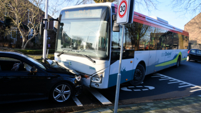 Frontale botsing tussen lijnbus en auto in Terneuzen, één gewonde