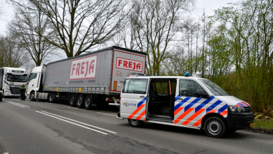 Vrachtwagen rijdt zich vast in berm bij Clinge