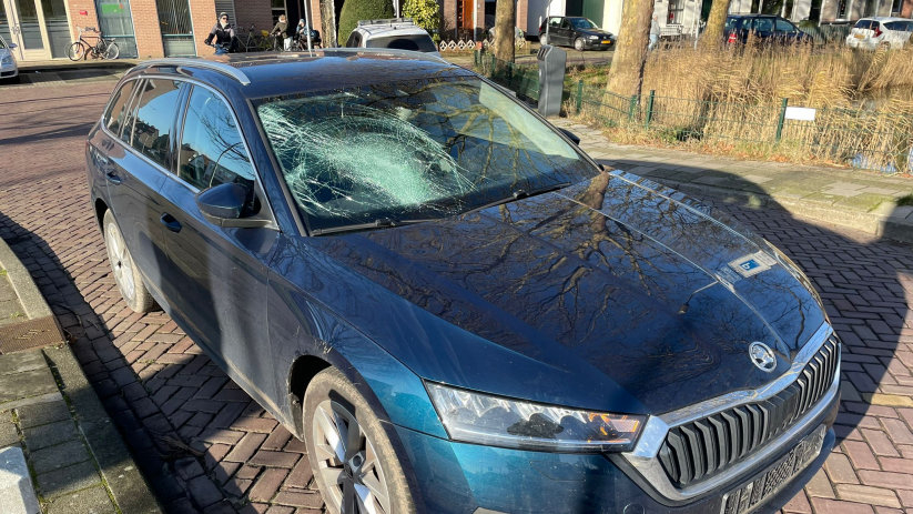 De voorruit van de auto raakte flink beschadigd.