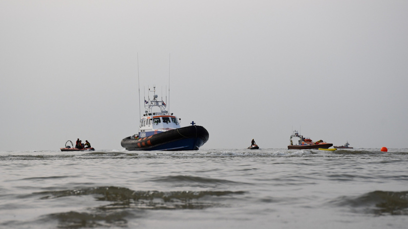 Meerdere reddingsboten halen de slachtoffers uit het water.