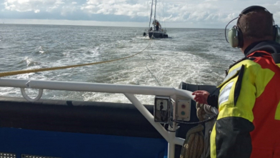 Reddingboot Zeemanshoop vaart uit voor zeiljacht met motorproblemen