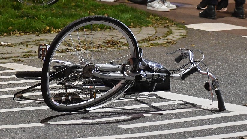 De fietser werd aangereden door een auto.