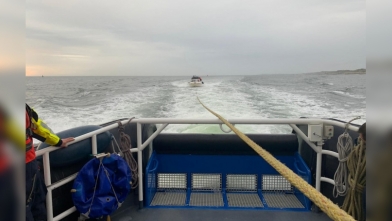 KNRM helpt zeiljacht en visboot met motorproblemen