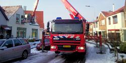 Brandweer haalt patient uit huis 