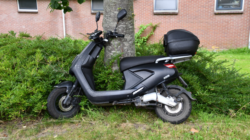 De scooter werd in de omgeving gestald.