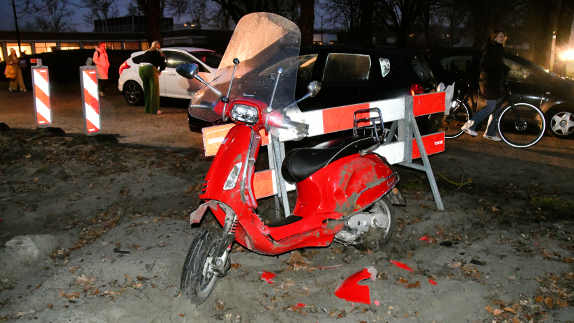 De scooter liep flinke schade op door het ongeval.