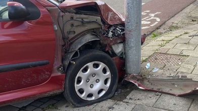 Auto tegen lantaarnpaal Roozenburglaan Middelburg