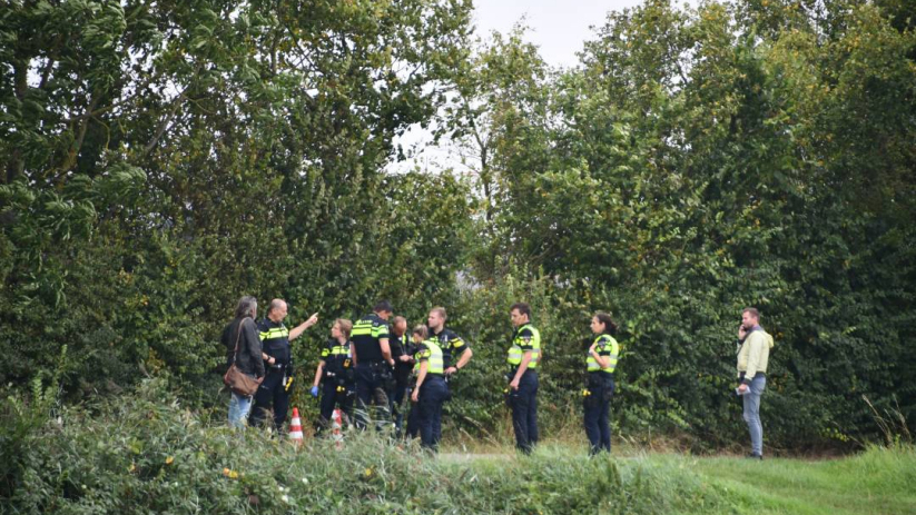 De politie trof ter plekke een gewonde en een overledene aan.