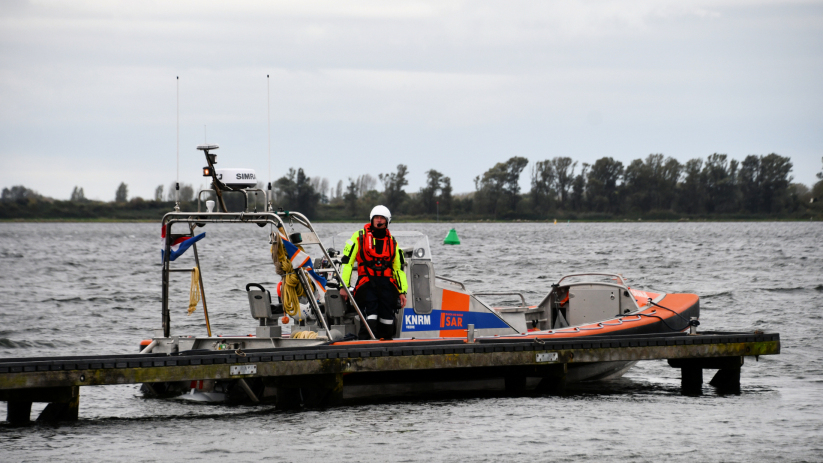 De windsurfer werd door de KNRM naar de kant gebracht.