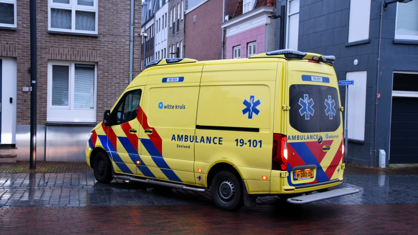 Medewerkers van de ambulancedienst hebben de man op leeftijd onderzocht.