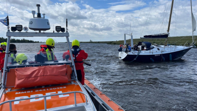 Jacht vastgelopen bij Tholen, SAR-boot ingezet