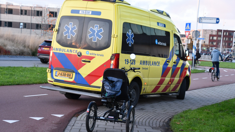 De gewonde vrouw is door de ambulancedienst meegenomen.