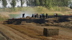 Forse brand op veld met stro Tholen