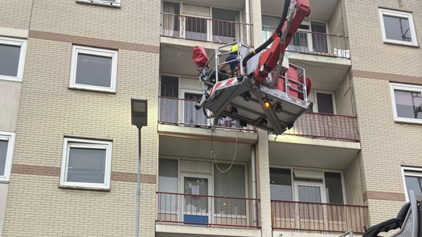 De duif kon bevrijd worden met behulp van een hoogwerker.