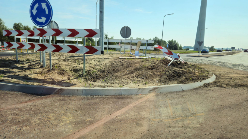 De rotonde liep flinke schade op door het ongeval.