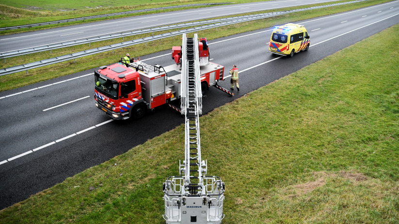 Politie, brandweer en ambulancedienst boden hulp aan het zorgvragende.