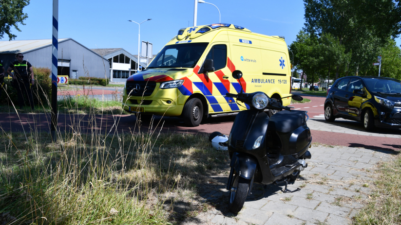 De twee opzittenden van de snorfiets raakten gewond.