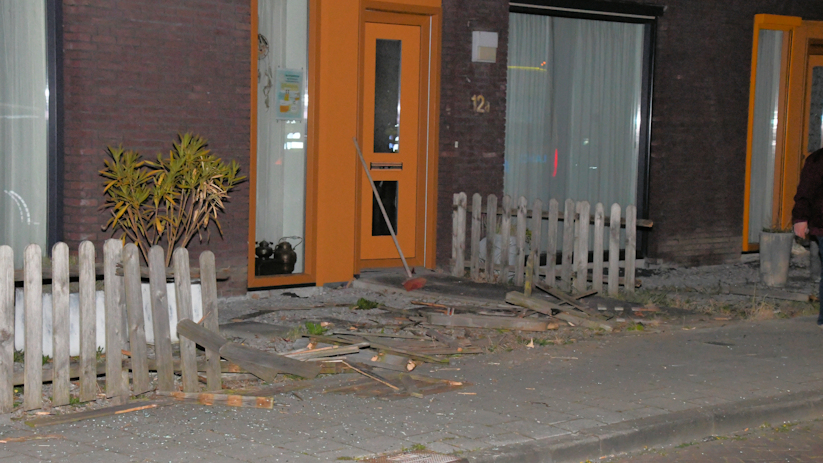 Auto rijdt door tuinen en schept voetganger in Middelburg