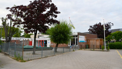 Camera's en borden na overlast rond schoolgebouw