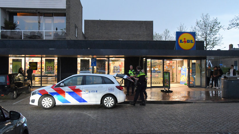 Politieagenten bij de supermarkt aan de Paauwenburgweg.